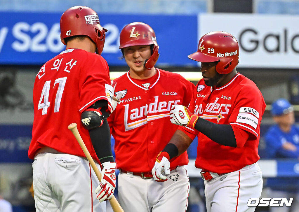 12일 대구삼성라이온즈파크에서 2026 신한 SOL KBO 리그 삼성 라이온즈와 SSG 랜더스의 경기가 열렸다. 홈팀 삼성은 장찬희가, 방문팀 SSG는 타케다가 선발 출전했다. SSG 랜더스 에레디아가 4회초 1사 1,2루 최지훈의 우중간 2타점 2루타때 득점을 올리고 최정과 하이파이브를 하고 있다. 2026.06.12 / foto0307@osen.co.kr