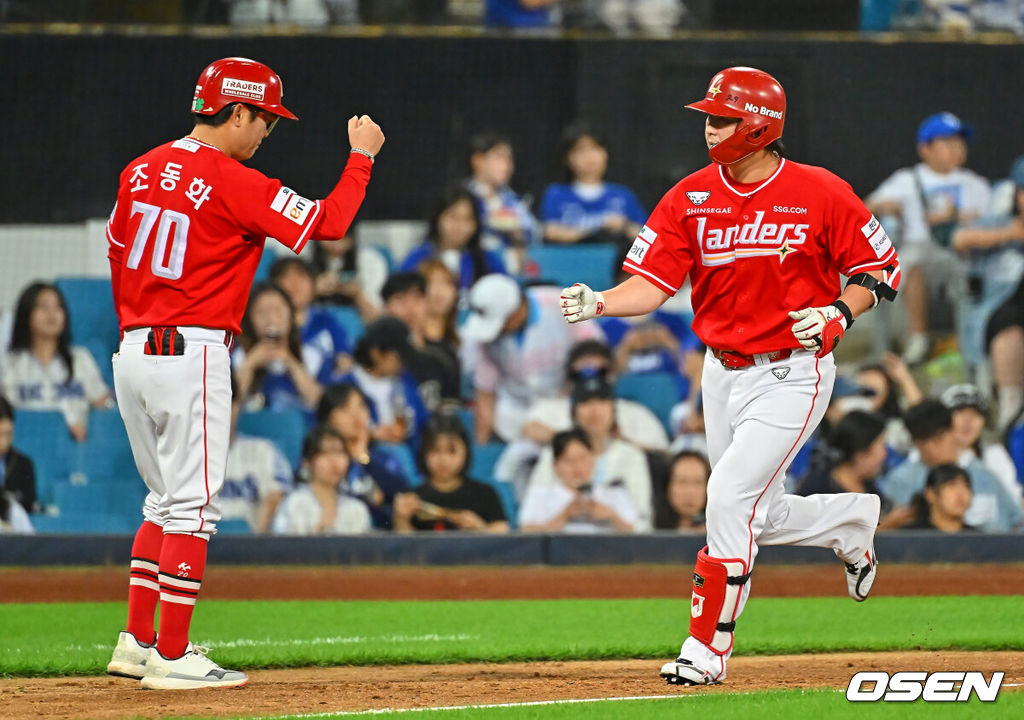 12일 대구삼성라이온즈파크에서 2026 신한 SOL KBO 리그 삼성 라이온즈와 SSG 랜더스의 경기가 열렸다. 홈팀 삼성은 장찬희가, 방문팀 SSG는 타케다가 선발 출전했다. SSG 랜더스 최정이 6회초 좌월 솔로 홈런을 치고 하이파이브를 하고 있다. 2026.06.12 / foto0307@osen.co.kr