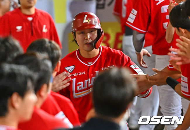 [OSEN=대구, 이석우 기자] 12일 대구삼성라이온즈파크에서 2026 신한 SOL KBO 리그 삼성 라이온즈와 SSG 랜더스의 경기가 열렸다. 홈팀 삼성은 장찬희가, 방문팀 SSG는 타케다가 선발 출전했다. SSG 랜더스 최정이 6회초 좌월 솔로 홈런을 치고 하이파이브를 하고 있다. 2026.06.12 / foto0307@osen.co.kr