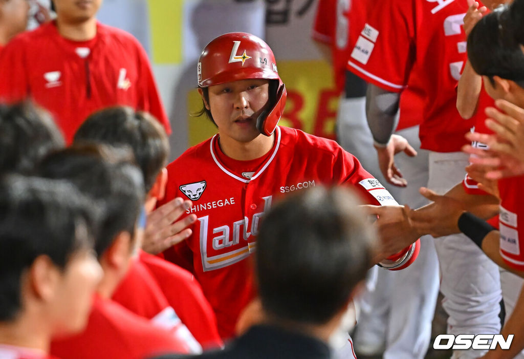 12일 대구삼성라이온즈파크에서 2026 신한 SOL KBO 리그 삼성 라이온즈와 SSG 랜더스의 경기가 열렸다. 홈팀 삼성은 장찬희가, 방문팀 SSG는 타케다가 선발 출전했다. SSG 랜더스 최정이 6회초 좌월 솔로 홈런을 치고 하이파이브를 하고 있다. 2026.06.12 / foto0307@osen.co.kr