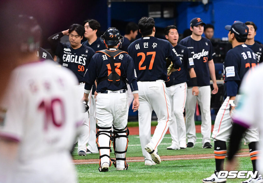 프로야구 키움 히어로즈가 한화 이글스 상대로 짜릿한 끝내기 승리를 거두고 연패를 끊었다.설종진 감독이 이끄는 키움은 12일 서울 잠실구장에서 열린 2026 신한 SOL KBO리그 키움과의 원정경기에서 4-3으로 승리했다. 이날 2연패를 끊은 키움은 시즌 전적 24승40패1무를 만들었다. 반면 2연승이 끊긴 한화는 32승29패1무가 됐다.경기를 마치고 한화 선수들이 끝내기 패배에 아쉬워하고 있다. 2026.06.12 / jpnews@osen.co.kr