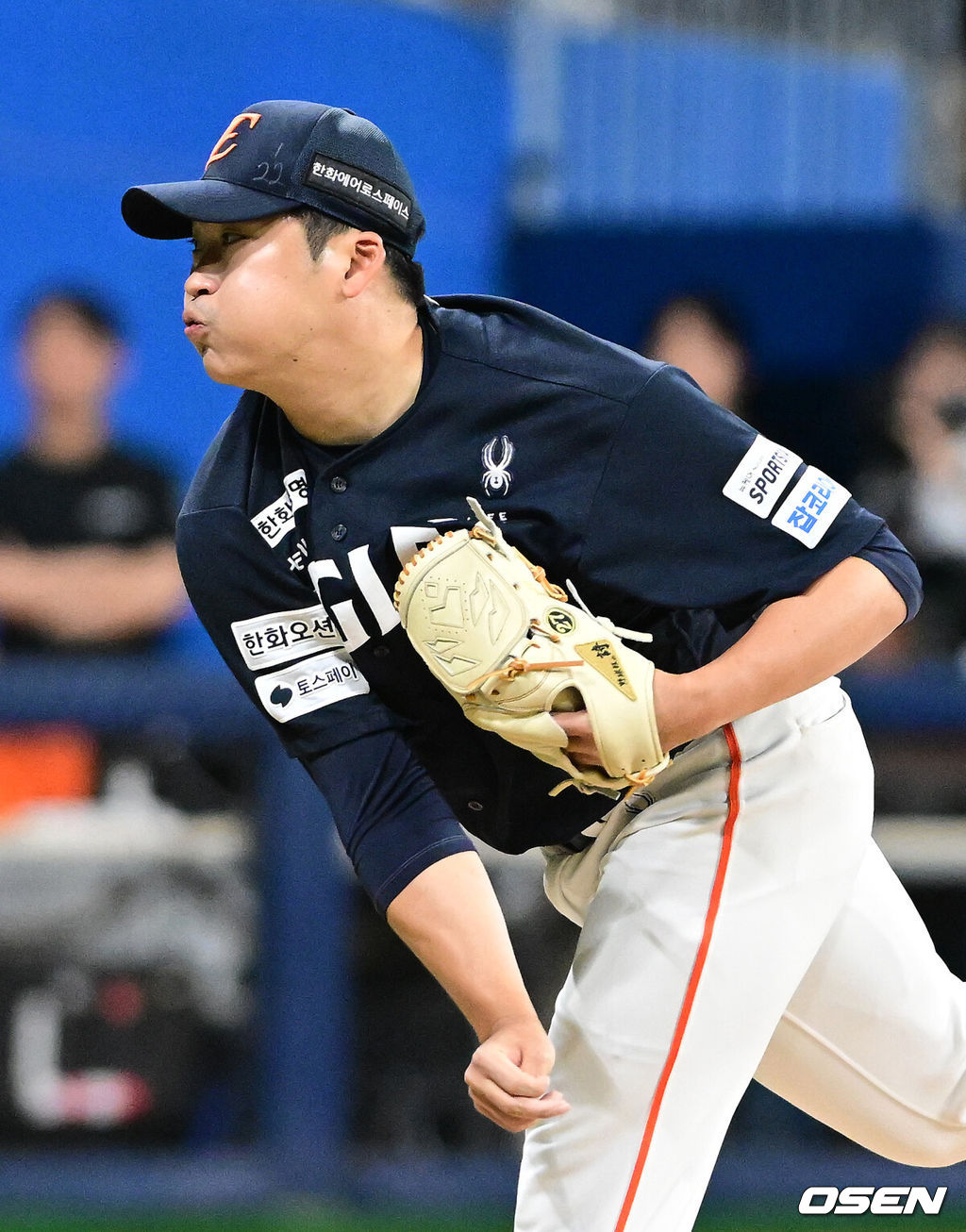 12일 오후 서울 고척스카이돔에서 2026 신한 SOL KBO리그 키움 히어로즈와 한화 이글스의 경기가 열렸다.2연패에 빠진 키움은 안우진, 3연승으로 4위 사수를 노리는 한화는 윌켈 에르난데스를 선발로 내세웠다.9회말 한화 이민우가 역투하고 있다. 2026.06.12 / jpnews@osen.co.kr