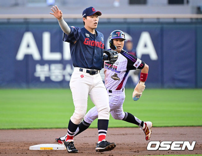 [OSEN=잠실, 조은정 기자]12일 서울 잠실야구장에서 2026 신한 SOL KBO리그 LG 트윈스와 SSG 랜더스의 경기가 열렸다.4연승을 노리는 LG는 톨허스트, 꼴찌 추락 위기에 놓인 롯데는 로드리게스를 선발로 내세웠다.1회말 1사 1루에서 LG 박해민이 2루 도루에 성공하고 있다. 2026.06.12 /cej@osen.co.kr
