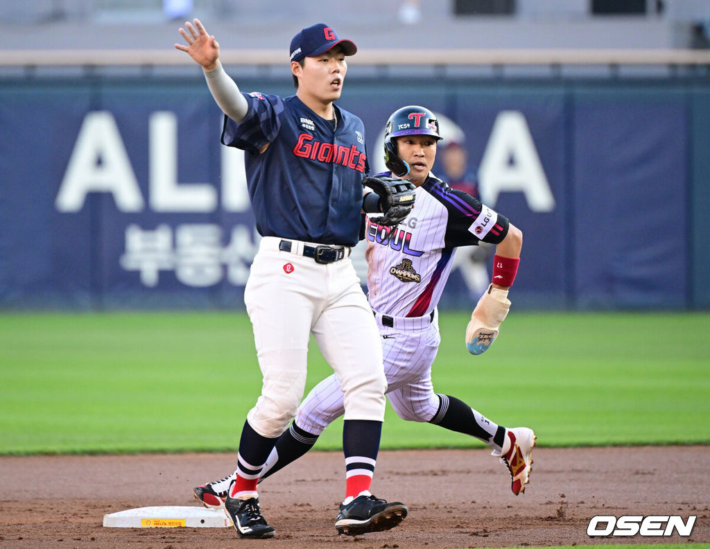 12일 서울 잠실야구장에서 2026 신한 SOL KBO리그 LG 트윈스와 SSG 랜더스의 경기가 열렸다.4연승을 노리는 LG는 톨허스트, 꼴찌 추락 위기에 놓인 롯데는 로드리게스를 선발로 내세웠다.1회말 1사 1루에서 LG 박해민이 2루 도루에 성공하고 있다. 2026.06.12 /cej@osen.co.kr