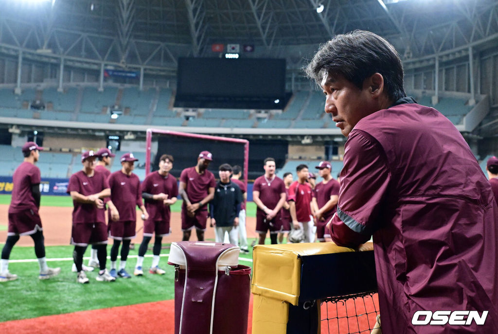 12일 오후 서울 고척스카이돔에서 2026 신한 SOL KBO리그 키움 히어로즈와 한화 이글스의 경기가 열렸다.2연패에 빠진 키움은 안우진, 3연승으로 4위 사수를 노리는 한화는 윌켈 에르난데스를 선발로 내세웠다.경기에 앞서 키움 설종진 감독이 훈련을 준비하고 있다. 2026.06.12 / jpnews@osen.co.kr