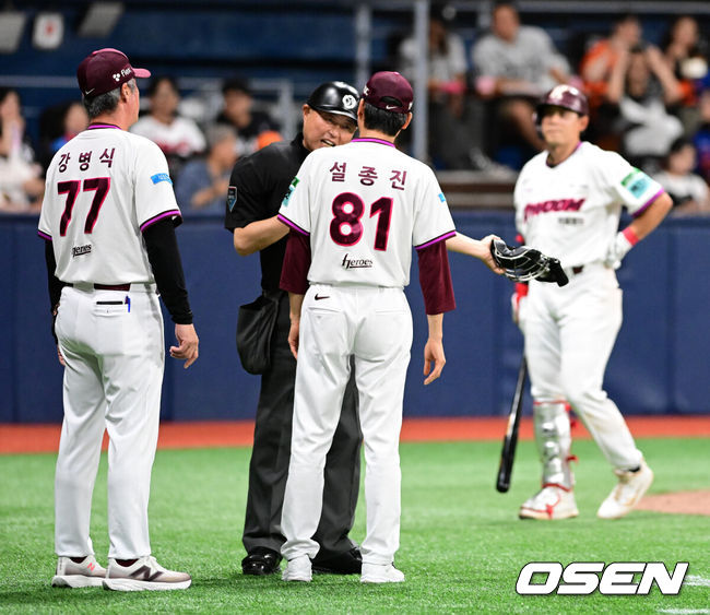 [OSEN=고척, 지형준 기자] 12일 오후 서울 고척스카이돔에서 2026 신한 SOL KBO리그 키움 히어로즈와 한화 이글스의 경기가 열렸다.2연패에 빠진 키움은 안우진, 3연승으로 4위 사수를 노리는 한화는 윌켈 에르난데스를 선발로 내세웠다.4회말 무사에서 키움 설종진 감독이 김웅빈 타석에 타임 요청이 받아들여지지 않자 이영재 구심과 이야기를 나누고 있다. 2026.06.12&nbsp;/ jpnews@osen.co.kr