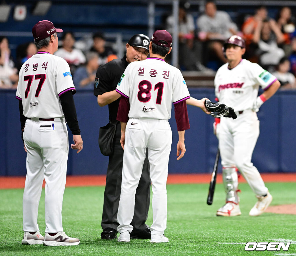 12일 오후 서울 고척스카이돔에서 2026 신한 SOL KBO리그 키움 히어로즈와 한화 이글스의 경기가 열렸다.2연패에 빠진 키움은 안우진, 3연승으로 4위 사수를 노리는 한화는 윌켈 에르난데스를 선발로 내세웠다.4회말 무사에서 키움 설종진 감독이 김웅빈 타석에 타임 요청이 받아들여지지 않자 이영재 구심과 이야기를 나누고 있다. 2026.06.12 / jpnews@osen.co.kr