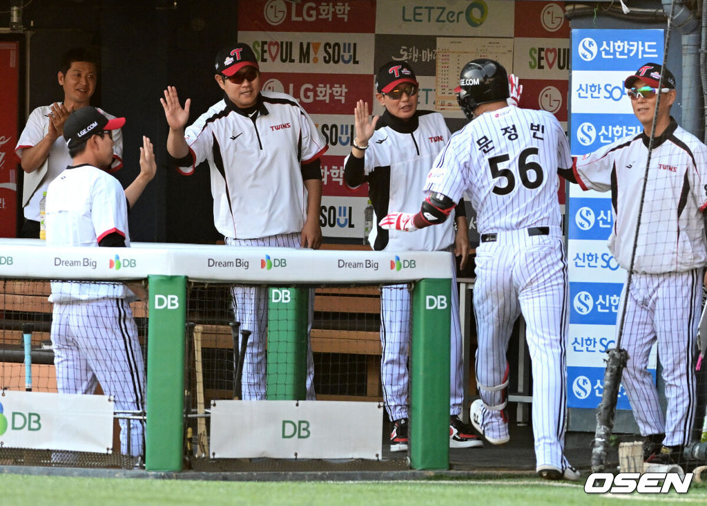 13일 서울 잠실야구장에서 2026 신한 SOL KBO리그 LG 트윈스와 롯데 자이언츠의 경기가 열렸다.이날 LG는 김진수, 롯데는 이민석을 선발로 내세웠다.2회말 무사에서 LG 문정빈이 좌월 솔로포를 날리며 염경엽 감독을 비롯한 코칭스태프와 기뻐하고 있다. 2026.06.13 / jpnews@osen.co.kr