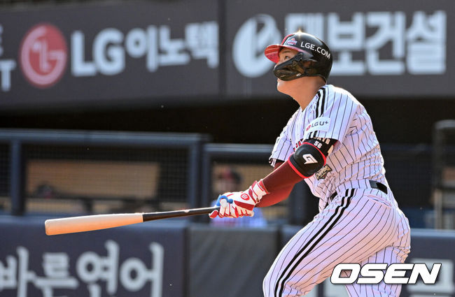 [OSEN=지형준 기자] 13일 서울 잠실야구장에서 2026 신한 SOL KBO리그 LG 트윈스와 롯데 자이언츠의 경기가 열렸다.이날 LG는 김진수, 롯데는 이민석을 선발로 내세웠다.2회말 무사에서 LG 문정빈이 좌월 솔로포를 날리고 있다. 2026.06.13&nbsp;/ jpnews@osen.co.kr