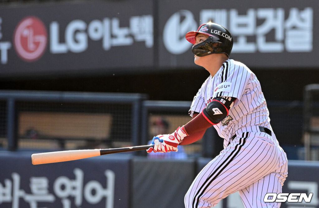 13일 서울 잠실야구장에서 2026 신한 SOL KBO리그 LG 트윈스와 롯데 자이언츠의 경기가 열렸다.이날 LG는 김진수, 롯데는 이민석을 선발로 내세웠다.2회말 무사에서 LG 문정빈이 좌월 솔로포를 날리고 있다. 2026.06.13 / jpnews@osen.co.kr