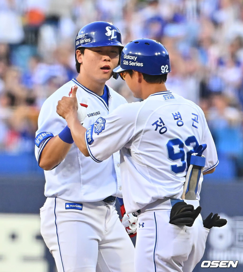 13일 대구삼성라이온즈파크에서 2026 신한 SOL KBO 리그 삼성 라이온즈와 SSG 랜더스의 경기가 열렸다. 홈팀 삼성은 후라도가, 방문팀 SSG는 베니지아노가 선발 출전했다. 삼성 라이온즈 박승규가 7회말 1사 2,3루 좌중간 역전 2타점 안타를 치고 하이파이브를 하고 있다. 2026.06.13 / foto0307@osen.co.kr