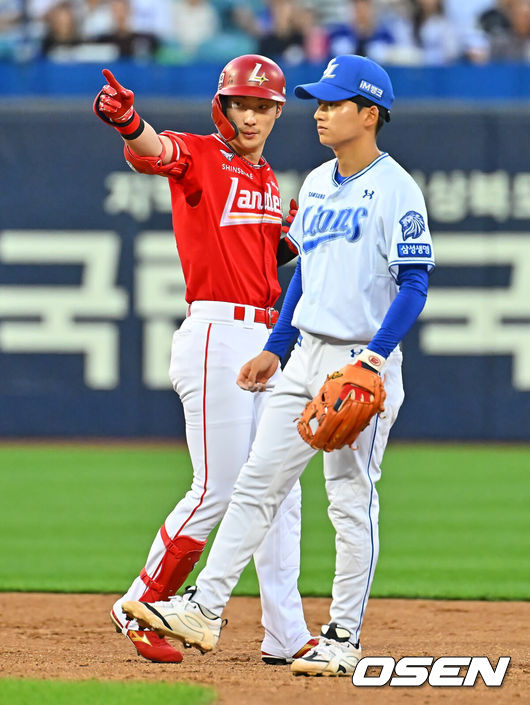[OSEN=대구, 이석우 기자] 12일 대구삼성라이온즈파크에서 2026 신한 SOL KBO 리그 삼성 라이온즈와 SSG 랜더스의 경기가 열렸다. 홈팀 삼성은 장찬희가, 방문팀 SSG는 타케다가 선발 출전했다. SSG 랜더스 최지훈이 4회초 1사 1,2루 우중간 2타점 2루타를 치고 세리머니를 하고 있다. 2026.06.12 / foto0307@osen.co.kr