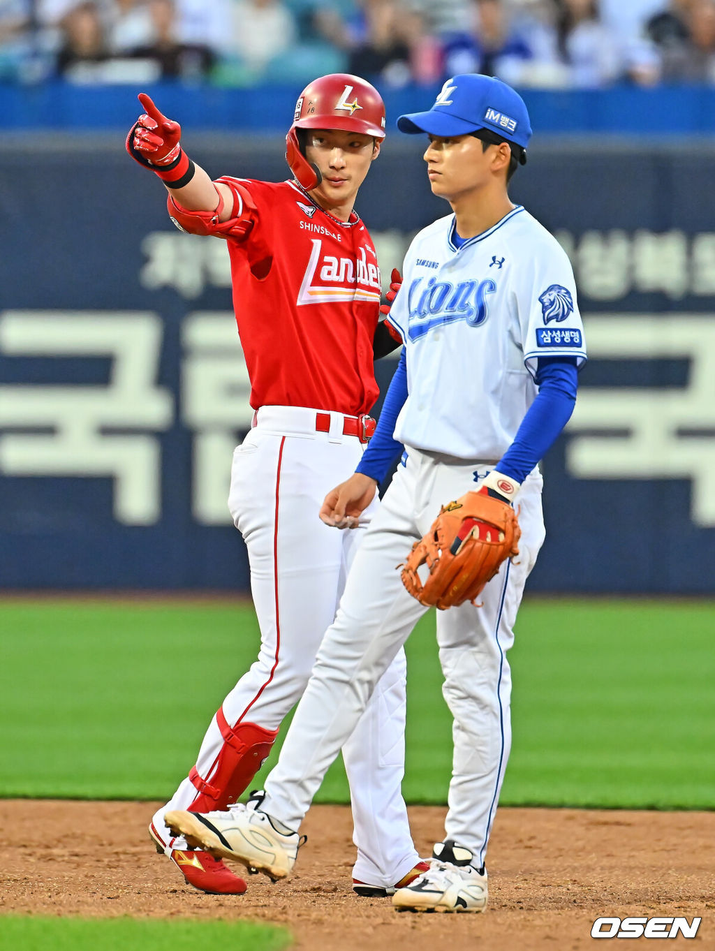 12일 대구삼성라이온즈파크에서 2026 신한 SOL KBO 리그 삼성 라이온즈와 SSG 랜더스의 경기가 열렸다. 홈팀 삼성은 장찬희가, 방문팀 SSG는 타케다가 선발 출전했다. SSG 랜더스 최지훈이 4회초 1사 1,2루 우중간 2타점 2루타를 치고 세리머니를 하고 있다. 2026.06.12 / foto0307@osen.co.kr