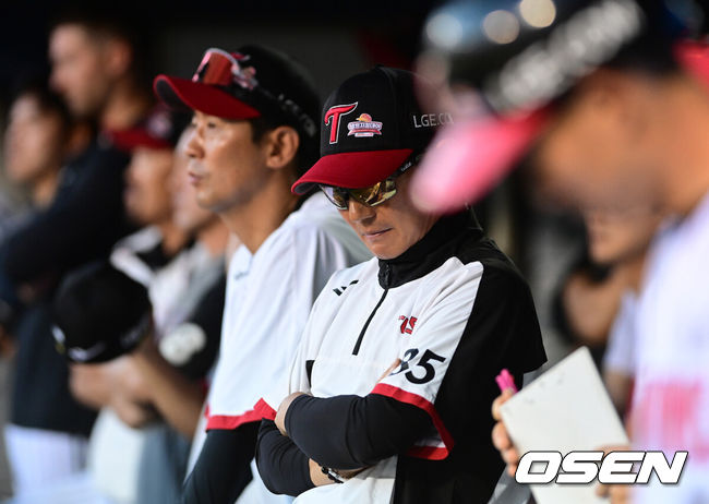 [OSEN=지형준 기자] 프로야구&nbsp;LG 트윈스가 롯데 자이언츠를 꺾고 가장 먼저 40승 고지에 올랐다.&nbsp;LG는 12일 서울 잠실구장에서 열린 2026 KBO리그 롯데와 경기에서 5-3으로 승리했다.&nbsp;1위 LG는 이날 승리로 40승 24패가 됐다.&nbsp;9회말 LG 염경엽 감독이 생각에 잠겨 있다. 2026.06.13&nbsp;/ jpnews@osen.co.kr