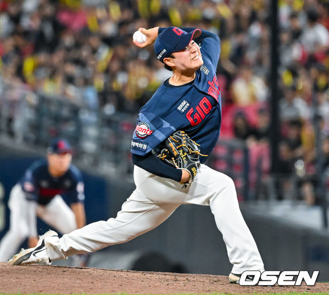 [OSEN=광주, 민경훈 기자] 4일 광주-기아 챔피언스필드에서 2026 신한 SOL KBO 리그 KIA 타이거즈와 롯데 자이언츠의 경기가 열렸다. 이날 KIA는 시라카와, 롯데는 박세웅을 선발로 내세웠다. 5회말 무사 주자 1,2루 KIA 나성범 타석에서 롯데 선발 박세웅에 이어 마운드에 오른 박세진이 힘차게 공을 뿌리고 있다. 2026.06.04 / rumi@osen.co.kr