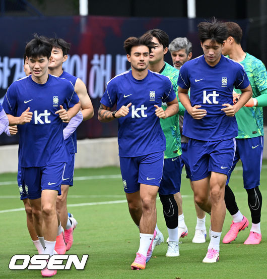 [OSEN=사포판(멕시코), 이대선 기자] 홍명보 감독이 이끄는 대한민국 축구국가대표팀이 13일(한국시각) 멕시코 과달라하라 인근 사포판의 치바스 베르데 바예에서 회복 훈련을 진행했다.대표팀은 전날 A조 1차전에서 체코를 상대로 2-1 역전승을 거뒀다. 남아프리카공화국을 2-0으로 제압한 개최국 멕시코에 이은 조&nbsp;2위다.옌스가 훈련을 하고 있다. 2026.06.13 /sunday@osen.co.kr