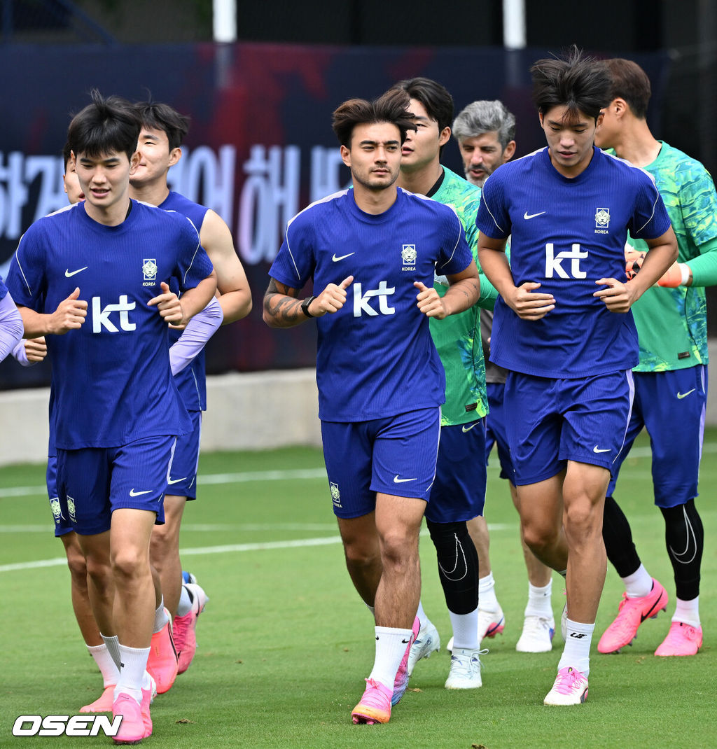 홍명보 감독이 이끄는 대한민국 축구국가대표팀이 13일(한국시각) 멕시코 과달라하라 인근 사포판의 치바스 베르데 바예에서 회복 훈련을 진행했다.대표팀은 전날 A조 1차전에서 체코를 상대로 2-1 역전승을 거뒀다. 남아프리카공화국을 2-0으로 제압한 개최국 멕시코에 이은 조 2위다.옌스가 훈련을 하고 있다. 2026.06.13 /sunday@osen.co.kr