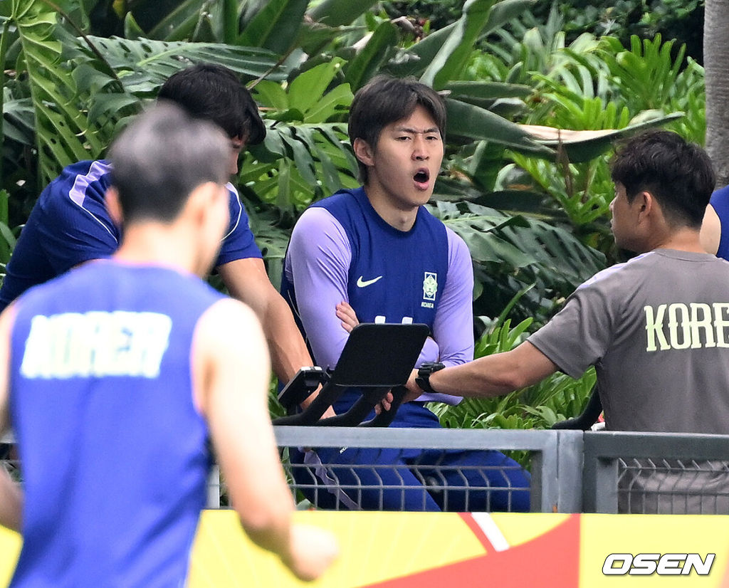 홍명보 감독이 이끄는 대한민국 축구국가대표팀이 13일(한국시각) 멕시코 과달라하라 인근 사포판의 치바스 베르데 바예에서 회복 훈련을 진행했다.대표팀은 전날 A조 1차전에서 체코를 상대로 2-1 역전승을 거뒀다. 남아프리카공화국을 2-0으로 제압한 개최국 멕시코에 이은 조 2위다.이강인이 훈련 중 하품을 하고 있다. 2026.06.13 /sunday@osen.co.kr