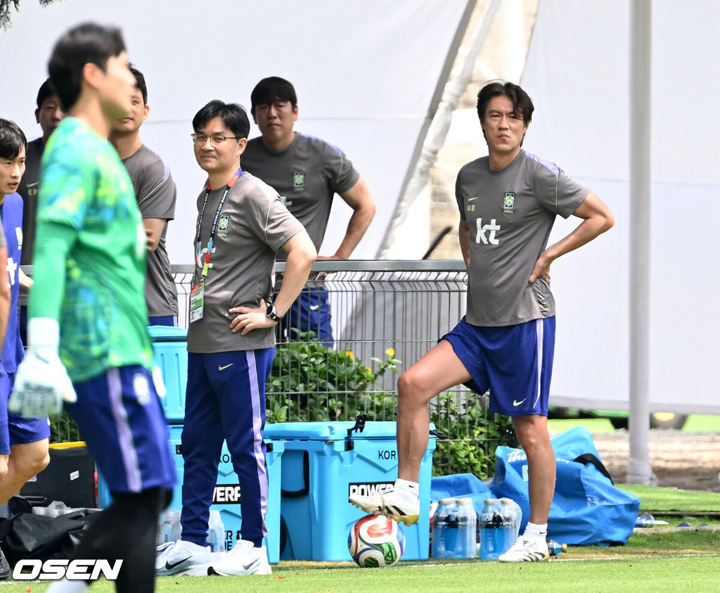 홍명보 감독이 이끄는 대한민국 축구국가대표팀이 13일(한국시각) 멕시코 과달라하라 인근 사포판의 치바스 베르데 바예에서 회복 훈련을 진행했다.대표팀은 전날 A조 1차전에서 체코를 상대로 2-1 역전승을 거뒀다. 남아프리카공화국을 2-0으로 제압한 개최국 멕시코에 이은 조 2위다.홍명보 감독이 훈련 중인 선수들을 바라보고 있다. 2026.06.13 /sunday@osen.co.kr
