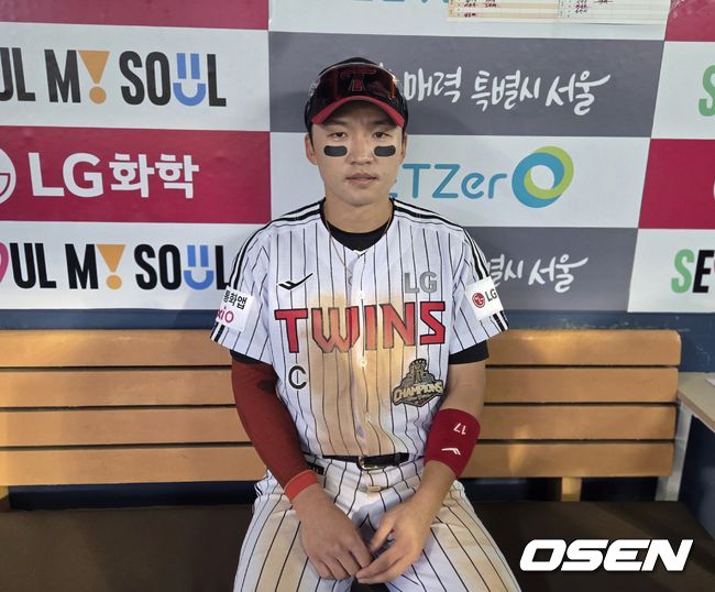 [OSEN=잠실, 한용섭 기자] LG 트윈스 박해민이 13일 서울 잠실야구장에서 열린 롯데 자이언츠와 경기에서 13년 연속 20도루 대기록을 달성하고 취재진과 인터뷰를 하고 있다.  /orange@osen.co.kr