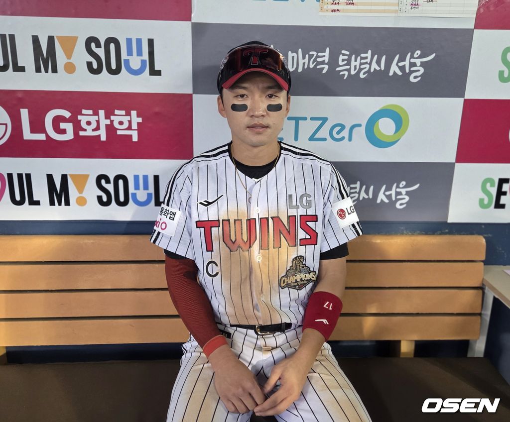 LG 트윈스 박해민이 13일 서울 잠실야구장에서 열린 롯데 자이언츠와 경기에서 13년 연속 20도루 대기록을 달성하고 취재진과 인터뷰를 하고 있다.  /orange@osen.co.kr
