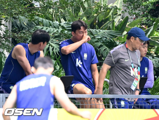 [OSEN=사포판(멕시코), 이대선 기자] 홍명보 감독이 이끄는 대한민국 축구국가대표팀이 13일(한국시각) 멕시코 과달라하라 인근 사포판의 치바스 베르데 바예에서 회복 훈련을 진행했다.대표팀은 전날 A조 1차전에서 체코를 상대로 2-1 역전승을 거뒀다. 남아프리카공화국을 2-0으로 제압한 개최국 멕시코에 이은 조&nbsp;2위다.오현규가 훈련을 하며 하품을 하고 있다. 2026.06.13 /sunday@osen.co.kr