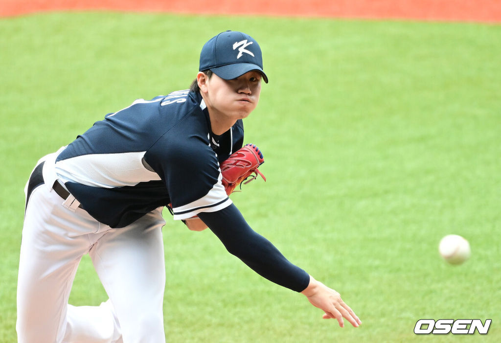 6일 오후 중국 항저우 사오싱 야구장에서 ‘2022 항저우 아시안게임’ 야구 슈퍼라운드 2차전 대한민국과 중국의 경기가 열렸다.8회말 마운드에 오른 한국 장현석이 힘차게 공을 뿌리고 있다. 2023.10.06 / dreamer@osen.co.kr