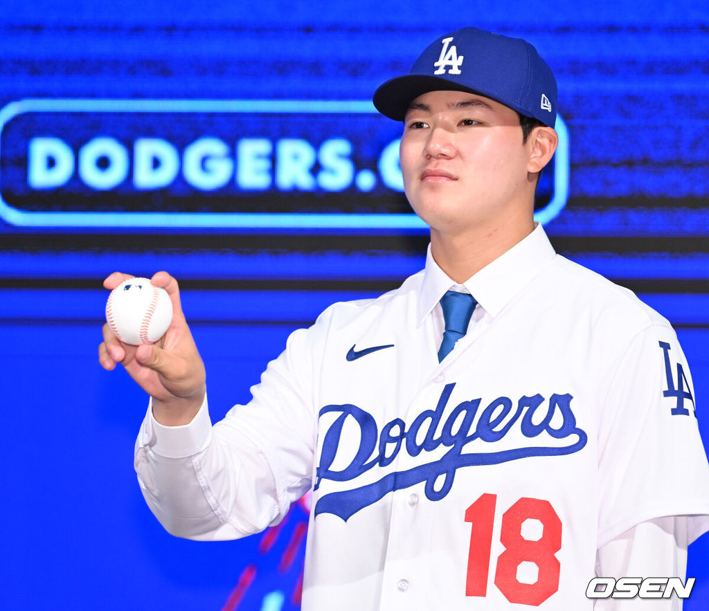 14일 오후 서울드래곤시티호텔 그랜드볼룸 한라에서 장현석 LA 다저스 입단식이 열렸다.항저우 아시안게임 야구 대표팀의 유일한 아마추어 선수인 마산 용마고등학교 투수 장현석이 지난 8일 LA 다저스와 계약금 90만 달러(약 11억 8000만 원) 규모의 계약을 체결했다. 장현석이 유니폼을 입고 포토타임을 갖고 있다. 2023.08.11 /rumi@osen.co.kr