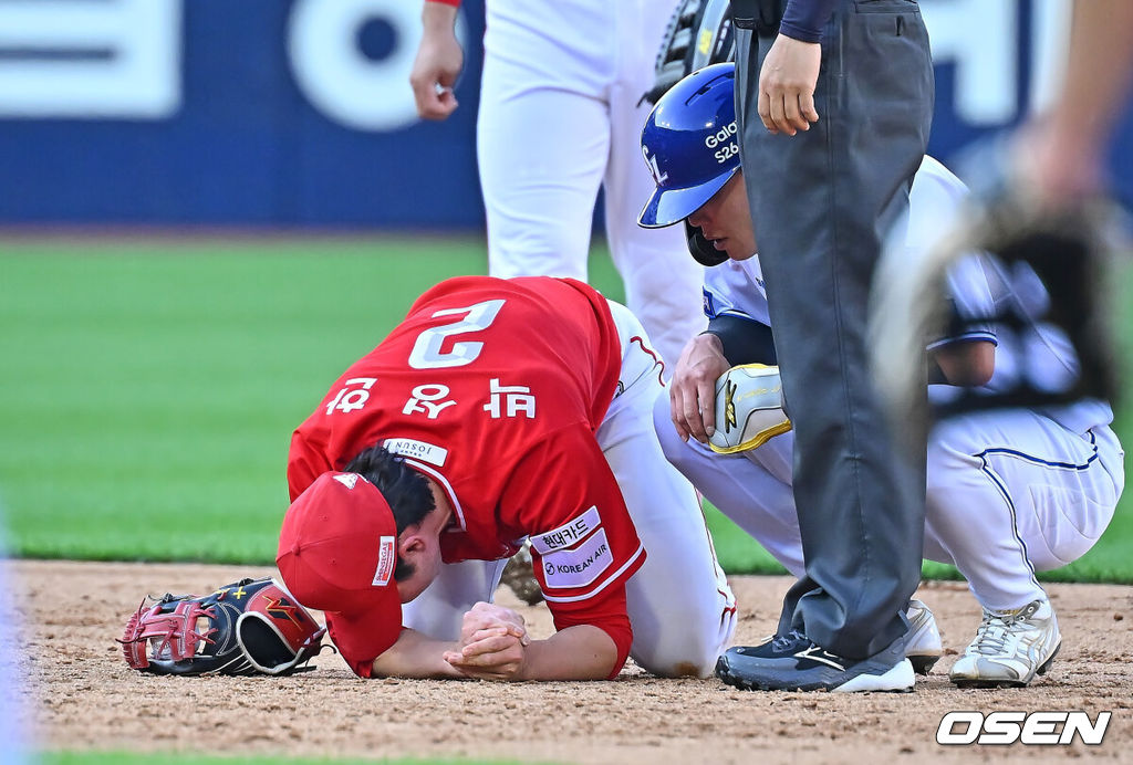 13일 대구삼성라이온즈파크에서 2026 신한 SOL KBO 리그 삼성 라이온즈와 SSG 랜더스의 경기가 열렸다. 홈팀 삼성은 후라도가, 방문팀 SSG는 베니지아노가 선발 출전했다. SSG 랜더스 박성한이 5회말 2사 1,2루 삼성 라이온즈 김상준의 1루 땅볼때 1루주자 류지혁의 태그 과정에서 손을 밟혀 통증을 호소하고 있다. 2026.06.13 / foto0307@osen.co.kr