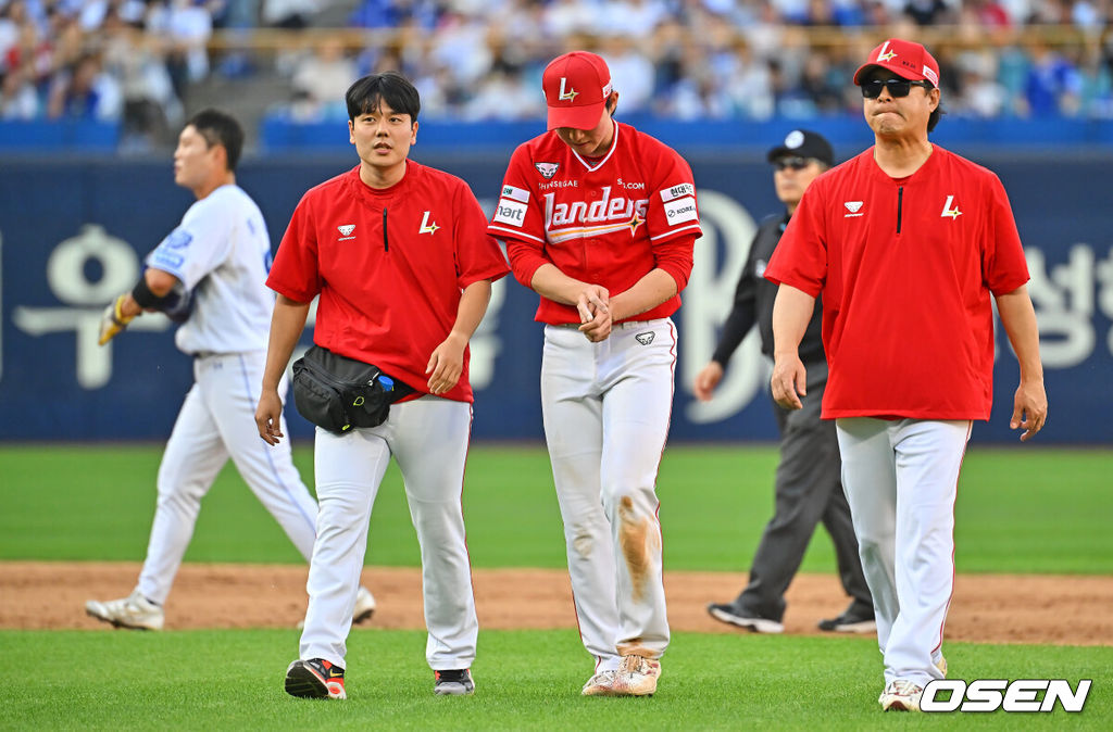 13일 대구삼성라이온즈파크에서 2026 신한 SOL KBO 리그 삼성 라이온즈와 SSG 랜더스의 경기가 열렸다. 홈팀 삼성은 후라도가, 방문팀 SSG는 베니지아노가 선발 출전했다. SSG 랜더스 박성한이 5회말 2사 1,2루 삼성 라이온즈 김상준의 1루 땅볼때 1루주자 류지혁의 태그 과정에서 손을 밟혀 교체되고 있다. 2026.06.13 / foto0307@osen.co.kr