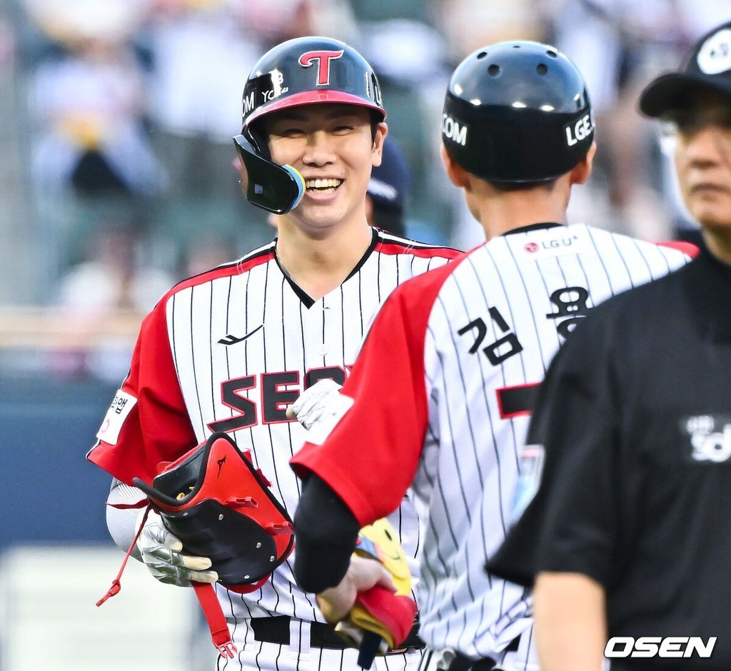14일 서울 잠실야구장에서 2026 신한 SOL KBO리그 LG 트윈스와 롯데 자이언츠의 경기가 열렸다.이날 LG는 임찬규를, 롯데는 비슬리를 선발투수로 내세웠다.7회말 1사 2루 LG 홍창기가 역전 1타점 적시타를 날리고 기뻐하고 있다.     2026.06.14 / soul1014@osen.co.kr