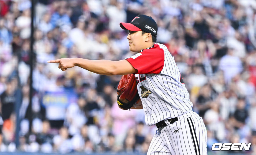 14일 서울 잠실야구장에서 2026 신한 SOL KBO리그 LG 트윈스와 롯데 자이언츠의 경기가 열렸다.이날 LG는 임찬규를, 롯데는 비슬리를 선발투수로 내세웠다.8회초 2사 만루 LG 손주영이 롯데 전민재의 헛스윙 삼진아웃때 손짓하고 있다.    2026.06.14 / soul1014@osen.co.kr