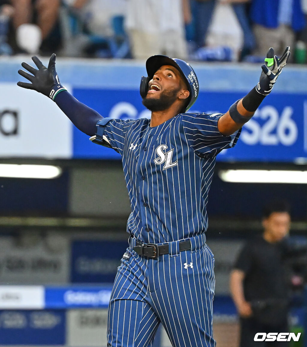 14일 대구삼성라이온즈파크에서 2026 신한 SOL KBO 리그 삼성 라이온즈와 SSG 랜더스의 경기가 열렸다. 홈팀 삼성은 양창섭이, 방문팀 SSG는 해치가 선발 출전했다. 삼성 라이온즈 디아즈가 6회말 1사 만루 우월 만루 홈런을 치고 세리머니를 하고 있다. 2026.06.14 / foto0307@osen.co.kr