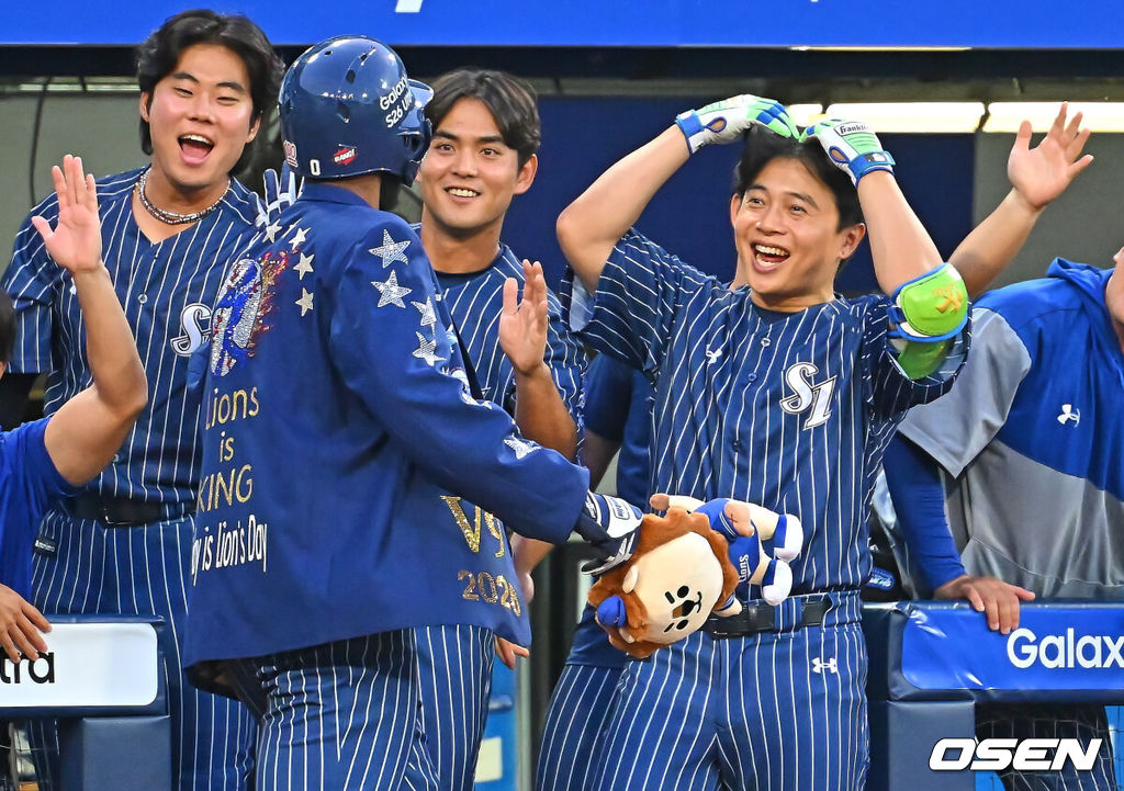 14일 대구삼성라이온즈파크에서 2026 신한 SOL KBO 리그 삼성 라이온즈와 SSG 랜더스의 경기가 열렸다. 홈팀 삼성은 양창섭이, 방문팀 SSG는 해치가 선발 출전했다. 삼성 라이온즈 디아즈가 6회말 1사 만루 우월 만루 홈런을 치고 하이파이브를 하고 있다. 2026.06.14 / foto0307@osen.co.kr