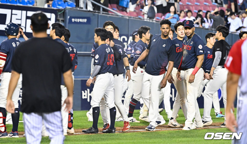 프로야구 LG 트윈스가 롯데 자이언츠를 꺾고 2연속 위닝에 성공했다. 반면 롯데는 7연속 루징시리즈를 당하며 최하위로 추락했다. LG는 14일 서울 잠실구장에서 열린 2026 KBO리그 롯데와 경기에서 6-1로 승리를 거뒀다. 1-1 동점에서 7회 홍창기가 역전 결승타를 터뜨렸고, 8회 4득점 빅이닝으로 쐐기를 박았다.경기종료 후 롯데 선수들이 패배에 아쉬워하고 있다. 롯데는 7연속 루징시리즈.  2026.06.14 / soul1014@osen.co.kr