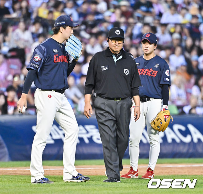 [OSEN=잠실, 박준형 기자] 14일 서울 잠실야구장에서 2026 신한 SOL KBO리그 LG 트윈스와 롯데 자이언츠의 경기가 열렸다.이날 LG는 임찬규를, 롯데는 비슬리를 선발투수로 내세웠다.8회말 1사 만루 LG 신민재의 타석때 김원중 투수가 LG 정수성 3루 코치의 위치를 최수원 3루심에게 어필하고 있다.        2026.06.14 / soul1014@osen.co.kr