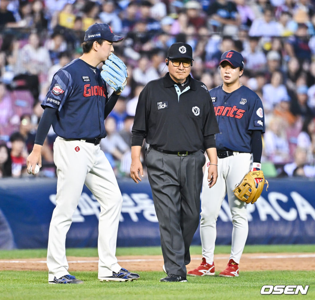 14일 서울 잠실야구장에서 2026 신한 SOL KBO리그 LG 트윈스와 롯데 자이언츠의 경기가 열렸다.이날 LG는 임찬규를, 롯데는 비슬리를 선발투수로 내세웠다.8회말 1사 만루 LG 신민재의 타석때 김원중 투수가 LG 정수성 3루 코치의 위치를 최수원 3루심에게 어필하고 있다.        2026.06.14 / soul1014@osen.co.kr