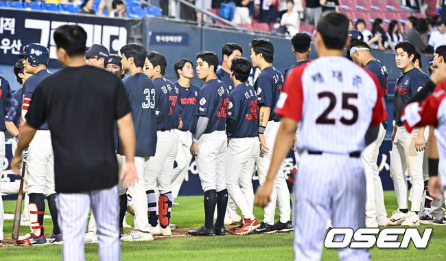 [OSEN=잠실, 박준형 기자] 프로야구 LG 트윈스가 롯데 자이언츠를 꺾고 2연속 위닝에 성공했다. 반면 롯데는 7연속 루징시리즈를 당하며 최하위로 추락했다.&nbsp;LG는 14일 서울 잠실구장에서 열린&nbsp;2026&nbsp;KBO리그 롯데와 경기에서 6-1로 승리를 거뒀다. 1-1 동점에서 7회 홍창기가 역전 결승타를 터뜨렸고, 8회 4득점 빅이닝으로 쐐기를 박았다.경기종료 후 롯데 선수들이 패배에 아쉬워하고 있다. 롯데는 7연속 루징시리즈.  2026.06.14 / soul1014@osen.co.kr
