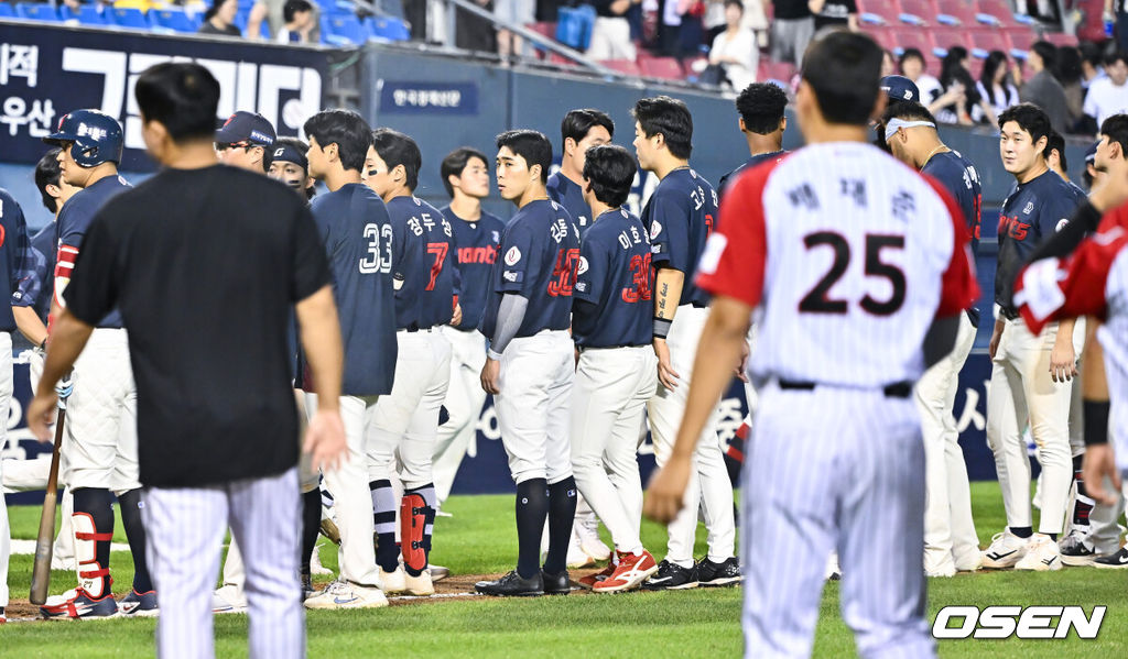 프로야구 LG 트윈스가 롯데 자이언츠를 꺾고 2연속 위닝에 성공했다. 반면 롯데는 7연속 루징시리즈를 당하며 최하위로 추락했다. LG는 14일 서울 잠실구장에서 열린 2026 KBO리그 롯데와 경기에서 6-1로 승리를 거뒀다. 1-1 동점에서 7회 홍창기가 역전 결승타를 터뜨렸고, 8회 4득점 빅이닝으로 쐐기를 박았다.경기종료 후 롯데 선수들이 패배에 아쉬워하고 있다. 롯데는 7연속 루징시리즈.  2026.06.14 / soul1014@osen.co.kr