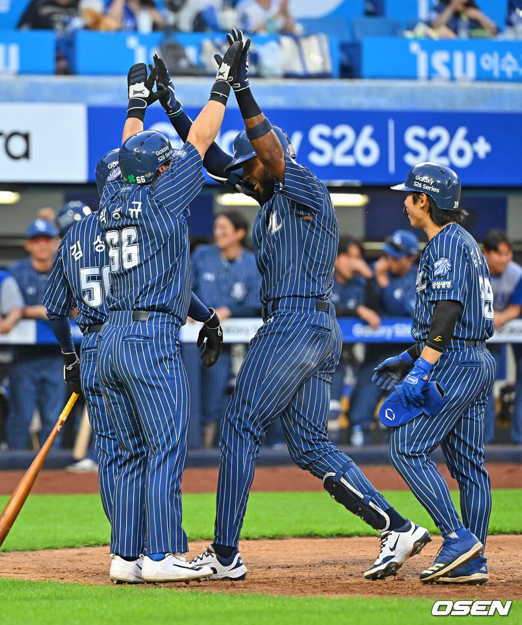 14일 대구삼성라이온즈파크에서 2026 신한 SOL KBO 리그 삼성 라이온즈와 SSG 랜더스의 경기가 열렸다. 홈팀 삼성은 양창섭이, 방문팀 SSG는 해치가 선발 출전했다. 삼성 라이온즈 디아즈가 6회말 1사 만루 우월 만루 홈런을 치고 하이파이브를 하고 있다. 2026.06.14 / foto0307@osen.co.kr