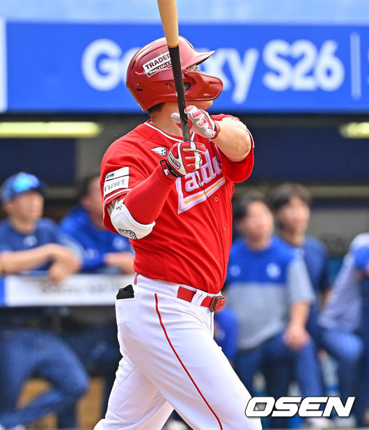 [OSEN=대구, 이석우 기자] 14일 대구삼성라이온즈파크에서 2026 신한 SOL KBO 리그 삼성 라이온즈와 SSG 랜더스의 경기가 열렸다. 홈팀 삼성은 양창섭이, 방문팀 SSG는 해치가 선발 출전했다. SSG 랜더스 김재환이 1회초 2사 1루 좌익수 뒤 1타점 2루타를 치고 있다. 2026.06.14 / foto0307@osen.co.kr