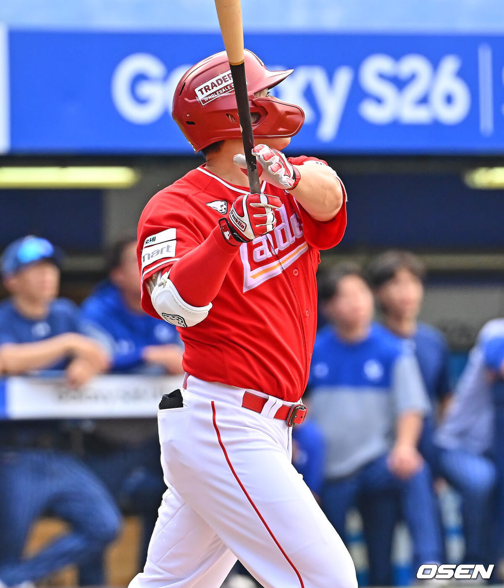 14일 대구삼성라이온즈파크에서 2026 신한 SOL KBO 리그 삼성 라이온즈와 SSG 랜더스의 경기가 열렸다. 홈팀 삼성은 양창섭이, 방문팀 SSG는 해치가 선발 출전했다. SSG 랜더스 김재환이 1회초 2사 1루 좌익수 뒤 1타점 2루타를 치고 있다. 2026.06.14 / foto0307@osen.co.kr