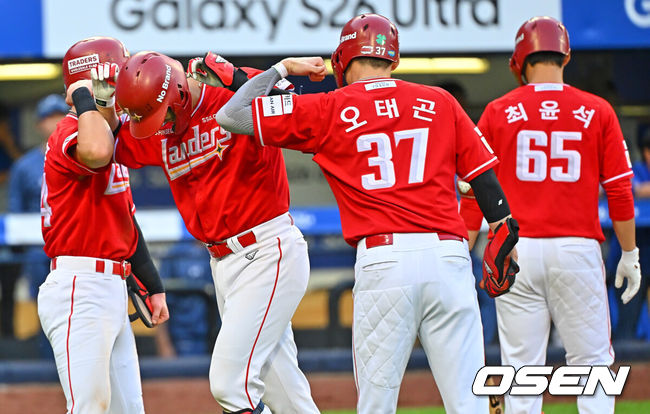 [OSEN=대구, 이석우 기자] 14일 대구삼성라이온즈파크에서 2026 신한 SOL KBO 리그 삼성 라이온즈와 SSG 랜더스의 경기가 열렸다. 홈팀 삼성은 양창섭이, 방문팀 SSG는 해치가 선발 출전했다. SSG 랜더스 조형우가 5회초 2사 1,2루 우월 3점 홈런을 치고 하이파이브를 하고 있다. 2026.06.14 / foto0307@osen.co.kr