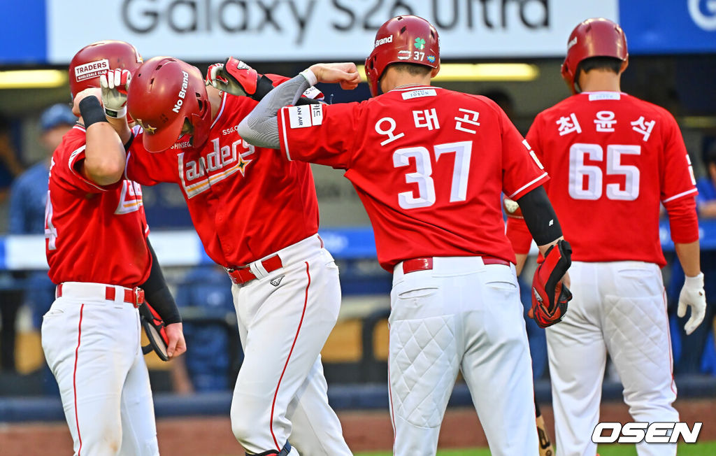 14일 대구삼성라이온즈파크에서 2026 신한 SOL KBO 리그 삼성 라이온즈와 SSG 랜더스의 경기가 열렸다. 홈팀 삼성은 양창섭이, 방문팀 SSG는 해치가 선발 출전했다. SSG 랜더스 조형우가 5회초 2사 1,2루 우월 3점 홈런을 치고 하이파이브를 하고 있다. 2026.06.14 / foto0307@osen.co.kr