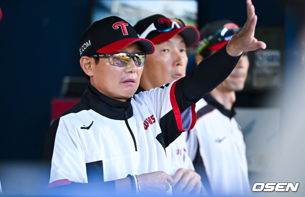 14일 서울 잠실야구장에서 2026 신한 SOL KBO리그 LG 트윈스와 롯데 자이언츠의 경기가 열렸다.이날 LG는 임찬규를, 롯데는 비슬리를 선발투수로 내세웠다.8회초 2사 1,2루 LG 염경엽 감독이 작전 지시를 하고 있다. 2026.06.14 / soul1014@osen.co.kr