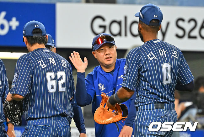[OSEN=대구, 이석우 기자] 14일 대구삼성라이온즈파크에서 2026 신한 SOL KBO 리그 삼성 라이온즈와 SSG 랜더스의 경기가 열렸다. 홈팀 삼성은 양창섭이, 방문팀 SSG는 해치가 선발 출전했다. 삼성 라이온즈 박진만 감독이 SSG 랜더스에 10-8로 역전승하고 디아즈와 기쁨을 나누고 있다. 2026.06.14 / foto0307@osen.co.kr