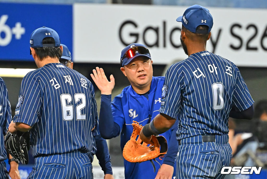 14일 대구삼성라이온즈파크에서 2026 신한 SOL KBO 리그 삼성 라이온즈와 SSG 랜더스의 경기가 열렸다. 홈팀 삼성은 양창섭이, 방문팀 SSG는 해치가 선발 출전했다. 삼성 라이온즈 박진만 감독이 SSG 랜더스에 10-8로 역전승하고 디아즈와 기쁨을 나누고 있다. 2026.06.14 / foto0307@osen.co.kr