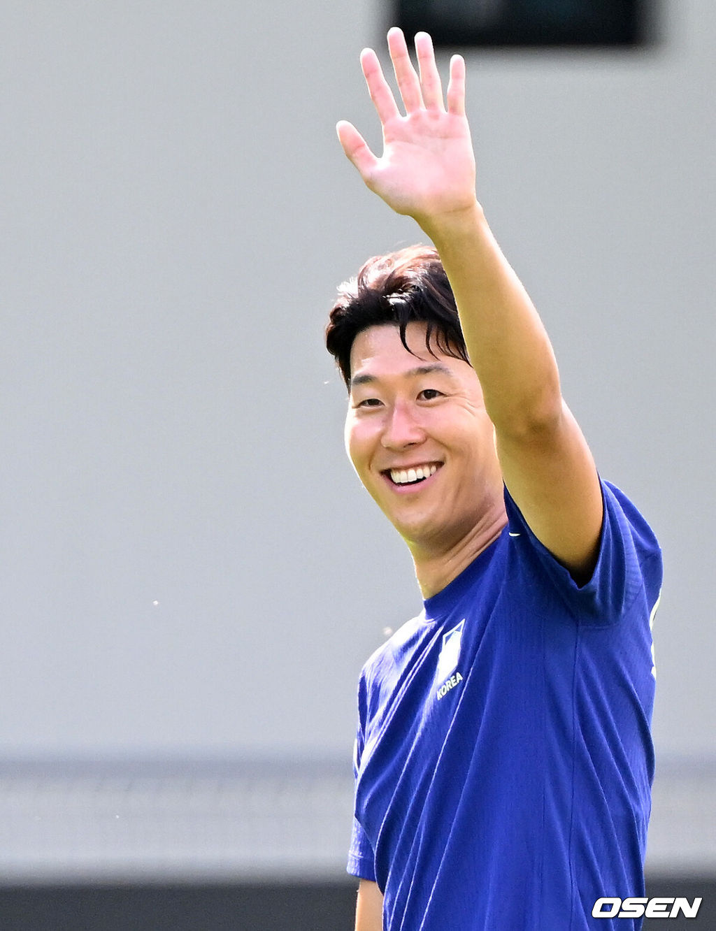 2026 북중미 월드컵에 참가하는 대한민국 축구국가대표팀이 11일(한국시각) 멕시코 과달라하라 인근 사포판의 치바스 베르데 바예에서 훈련을 진행했다.대한민국 월드컵대표팀은 오는 12일 오전 11시(한국시각) 체코와 2026년 북중미 월드컵 조별리그 A조 1차전을 펼친다.손흥민이 훈련장을 방문한 박지성, 기성용을 향해 인사 하고 있다. 2026.06.11 /sunday@osen.co.kr