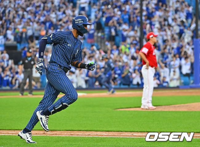 [OSEN=대구, 이석우 기자] 14일 대구삼성라이온즈파크에서 2026 신한 SOL KBO 리그 삼성 라이온즈와 SSG 랜더스의 경기가 열렸다. 홈팀 삼성은 양창섭이, 방문팀 SSG는 해치가 선발 출전했다. 삼성 라이온즈 디아즈가 6회말 1사 만루 우월 만루 홈런을 치고 그라운드를 돌고 있다. 2026.06.14 / foto0307@osen.co.kr