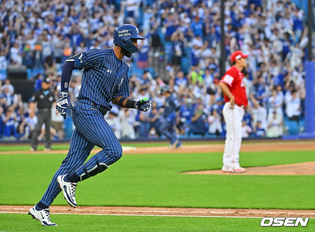 14일 대구삼성라이온즈파크에서 2026 신한 SOL KBO 리그 삼성 라이온즈와 SSG 랜더스의 경기가 열렸다. 홈팀 삼성은 양창섭이, 방문팀 SSG는 해치가 선발 출전했다. 삼성 라이온즈 디아즈가 6회말 1사 만루 우월 만루 홈런을 치고 그라운드를 돌고 있다. 2026.06.14 / foto0307@osen.co.kr